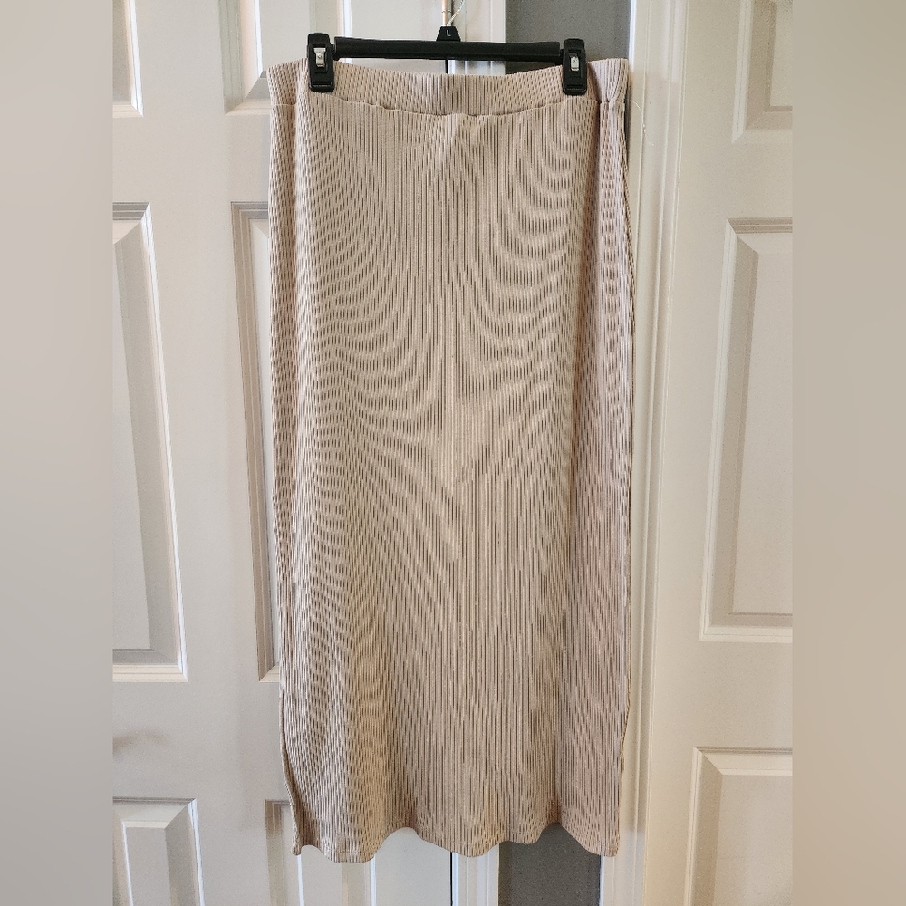 Old Navy Light Beige Ribbed Midi SKIRT - Size LARGE- Never Worn